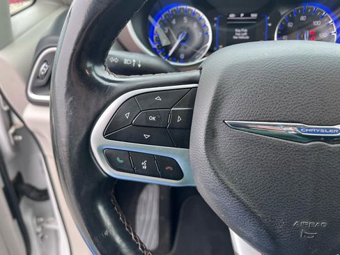 Used 2018 Chrysler Pacifica Touring-L image 31