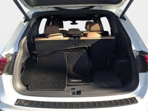 Used 2024 Volkswagen Tiguan SE R-Line image 13