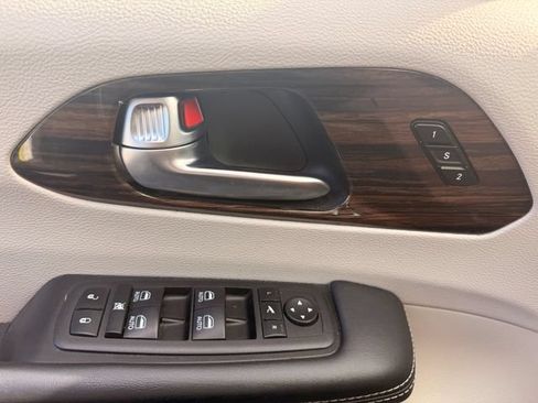 Used 2023 Chrysler Pacifica Limited FWD image 8