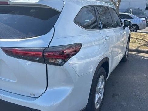Used 2024 Toyota Highlander LE FWD image 6