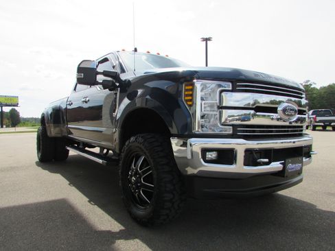 Used 2019 Ford F350 Lariat w/ Chrome Package image 5