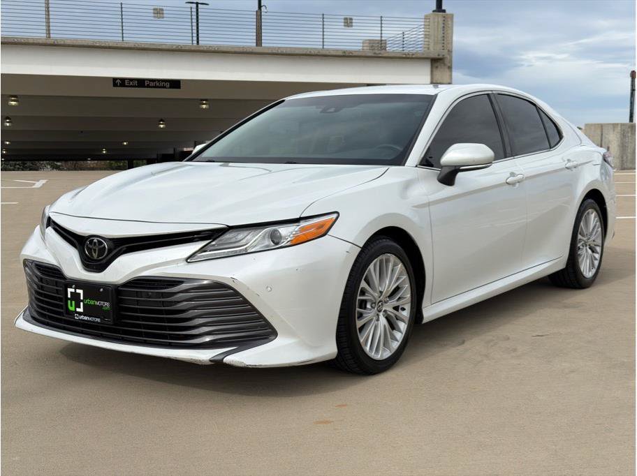 Used 2018 Toyota Camry XLE FWD image 3