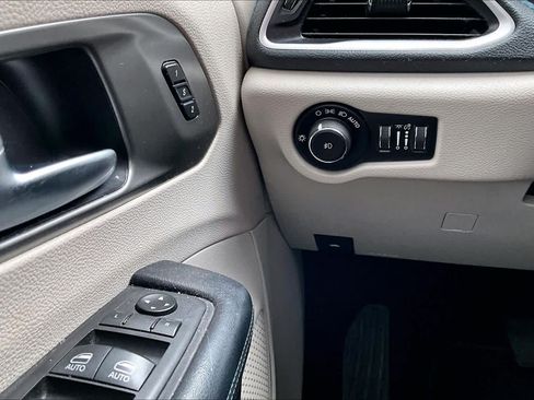 Used 2021 Chrysler Pacifica Touring-L FWD image 32