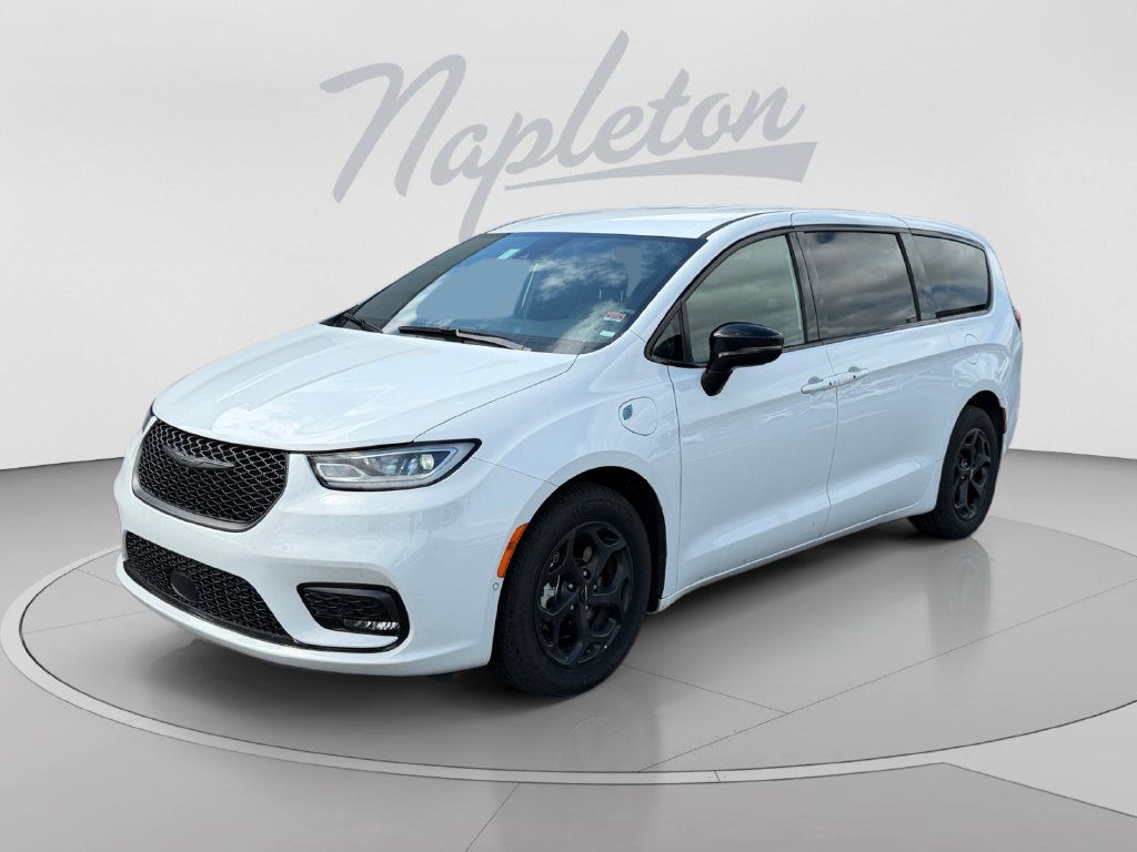 Used 2024 Chrysler Pacifica Limited FWD image 1