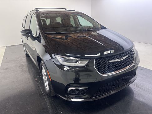 Used 2022 Chrysler Pacifica Touring-L image 3