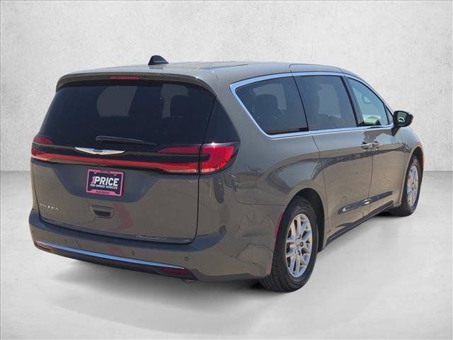 Used 2025 Chrysler Pacifica Select FWD image 5