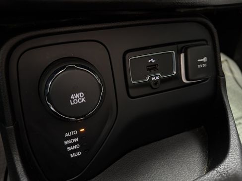 Used 2016 Jeep Renegade Latitude w/ Cold Weather Group AWD/4WD image 21
