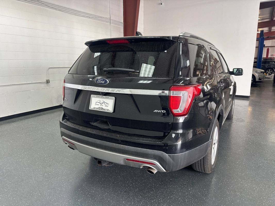 Used 2017 Ford Explorer XLT w/ Equipment Group 202A AWD/4WD image 4