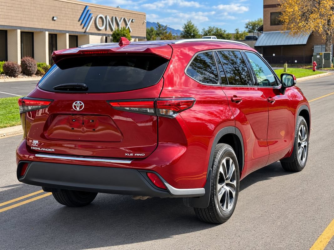 Used 2020 Toyota Highlander XLE AWD/4WD image 5