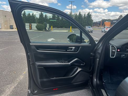 Used 2021 Porsche Cayenne image 9