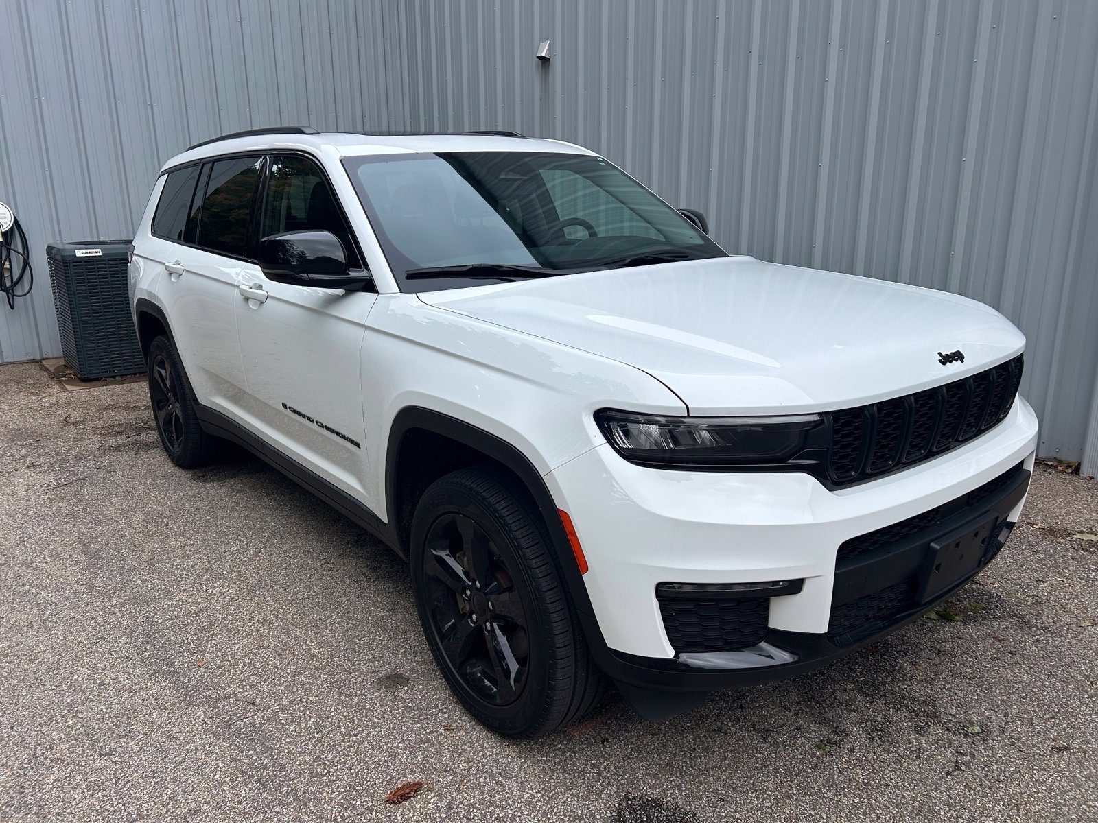 Used 2023 Jeep Grand Cherokee L Limited w/ Black Appearance Package AWD/4WD image 3