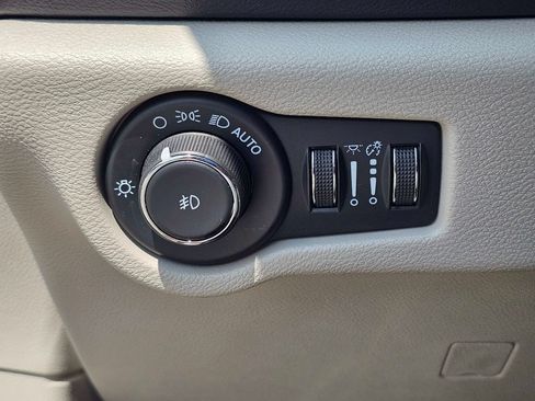 Used 2023 Chrysler Pacifica Touring-L FWD image 26
