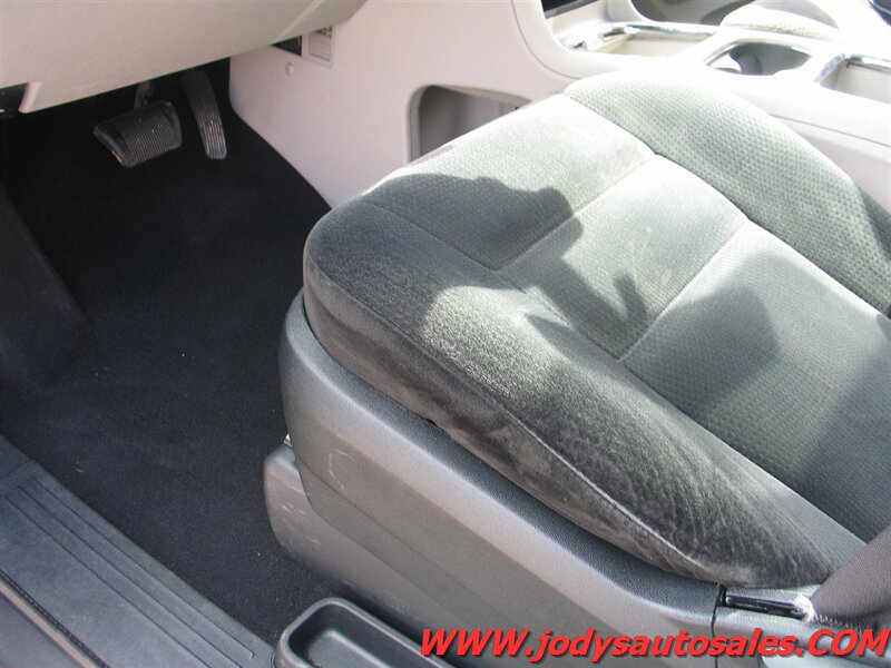 Used 2016 Dodge Grand Caravan SXT w/ Rear Park Assist Package FWD image 4
