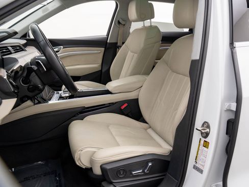 Used 2019 Audi e-tron Prestige w/ Prestige Package image 17