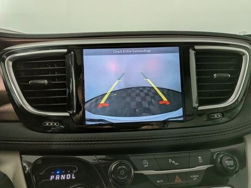 Used 2019 Chrysler Pacifica Limited image 5