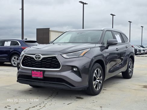 Used 2021 Toyota Highlander XLE FWD image 2