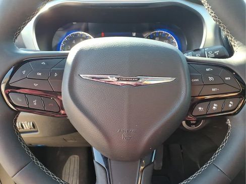 Used 2025 Chrysler Pacifica Limited image 14