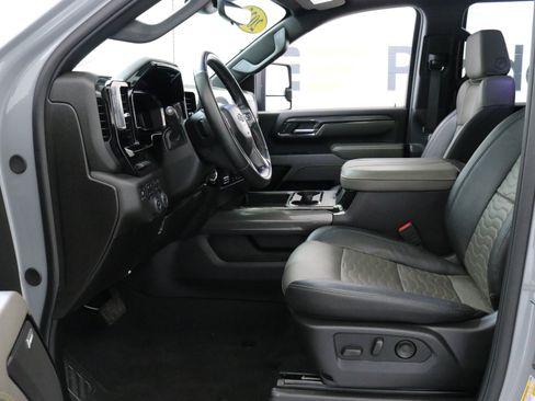 Used 2025 Chevrolet Silverado 2500 ZR2 w/ Technology Package image 24