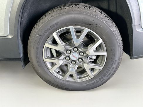 Used 2023 GMC Acadia SLE w/ Driver Convenience Package image 11