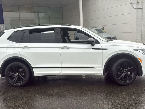 Used 2023 Volkswagen Tiguan SE R-Line image 2