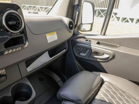 Used 2025 Mercedes-Benz Sprinter 2500 image 88