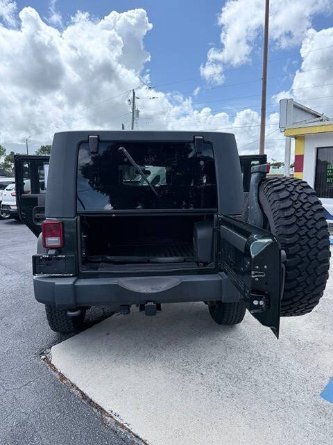 Used 2010 Jeep Wrangler Unlimited Rubicon AWD/4WD image 16