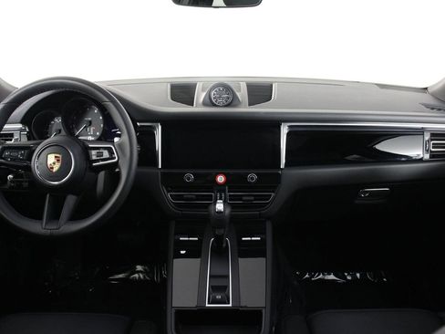 Certified 2025 Porsche Macan image 11