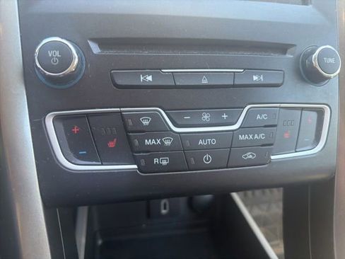 Used 2017 Ford Fusion SE w/ Fusion SE Technology Package AWD/4WD image 19