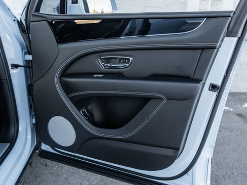 Certified 2022 Bentley Bentayga V8 image 40