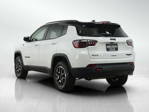 Used 2025 Jeep Compass Trailhawk AWD/4WD image 4