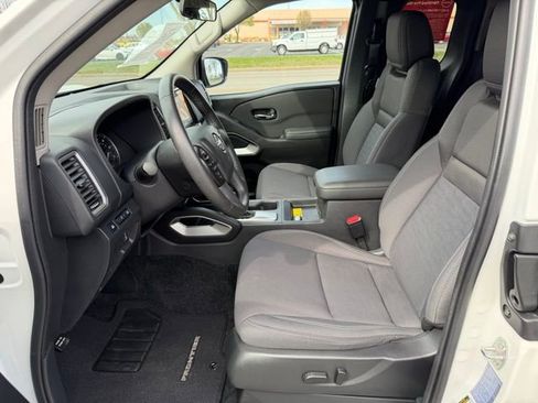 Used 2024 Nissan Frontier SV w/ SV Convenience Package RWD image 13