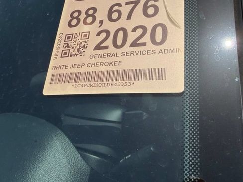 Used 2020 Jeep Cherokee Trailhawk AWD/4WD image 5