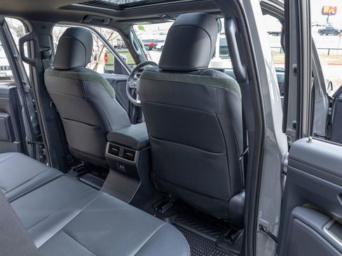 Used 2025 Lexus GX 550 image 32