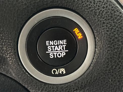 Used 2017 Chrysler 300 C image 40