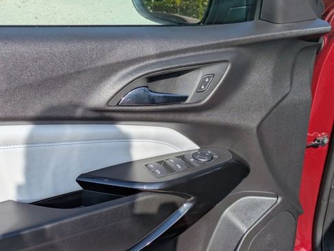 Used 2025 Chevrolet Trax LT w/ LT Convenience Package image 3