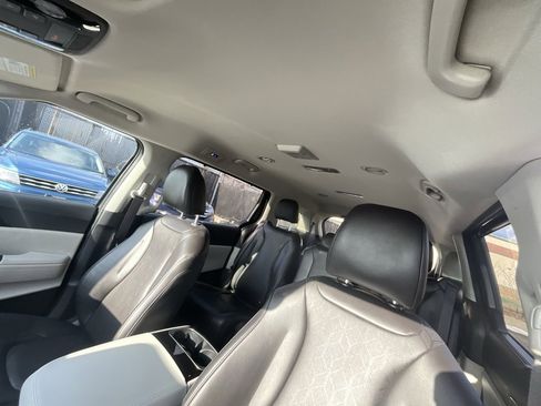 Used 2024 Kia Carnival EX image 10