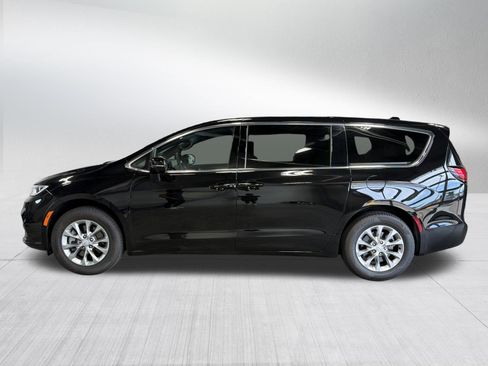 Used 2026 Chrysler Pacifica Select AWD/4WD image 4