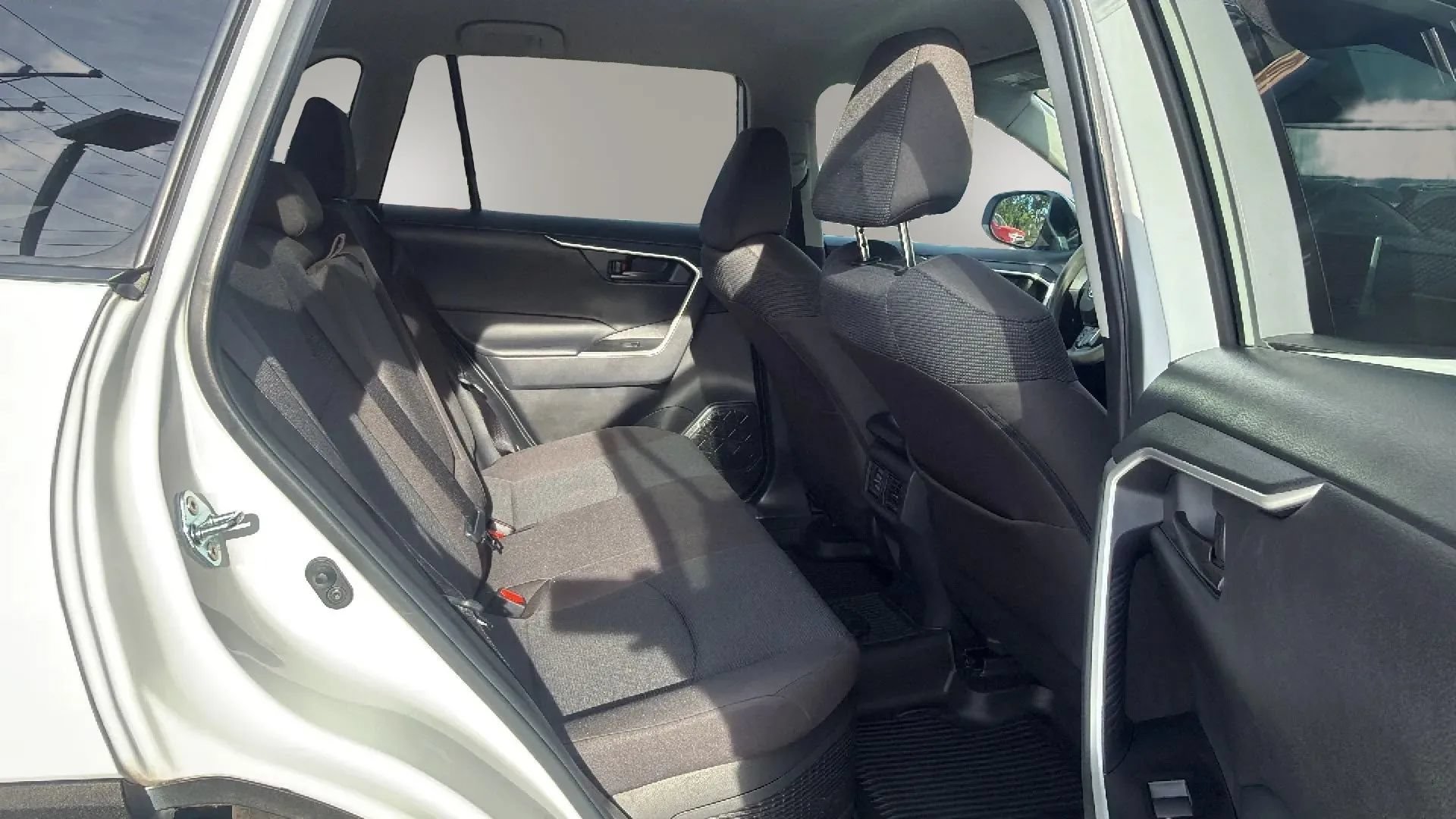 Used 2025 Toyota RAV4 LE AWD/4WD image 8
