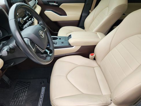 Used 2021 Toyota Highlander XLE FWD image 11