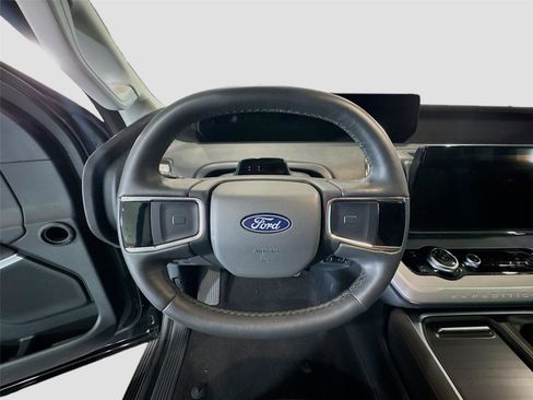 Used 2025 Ford Expedition Active AWD/4WD image 6