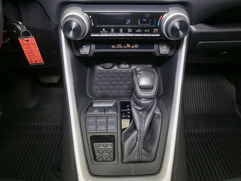 Used 2024 Toyota RAV4 LE AWD/4WD image 28