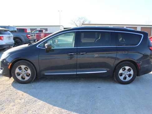Used 2017 Chrysler Pacifica Touring-L Plus image 3