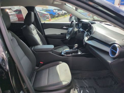 Used 2025 Chevrolet Trax LT w/ LT Convenience Package FWD image 30