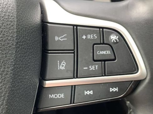 Used 2024 Toyota Highlander XLE FWD image 29