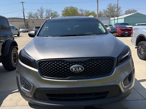 Used 2016 Kia Sorento LX w/ LX Convenience Package image 2