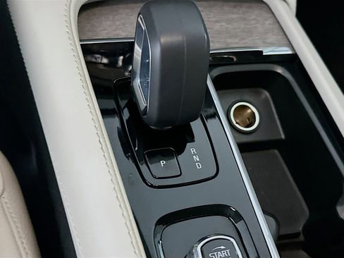 Used 2024 Volvo XC90 B6 Plus image 25