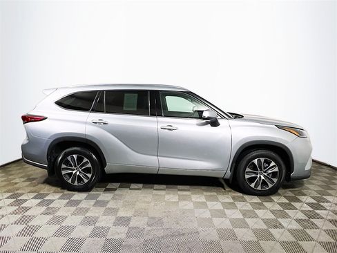 Certified 2021 Toyota Highlander XLE image 9