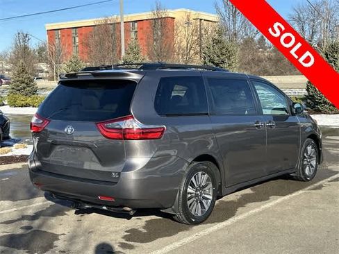Used 2020 Toyota Sienna XLE image 35