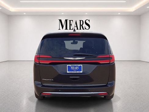 Used 2024 Chrysler Pacifica Touring-L FWD image 4