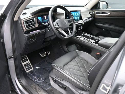 Used 2025 Volkswagen Atlas SEL Premium R-Line image 2